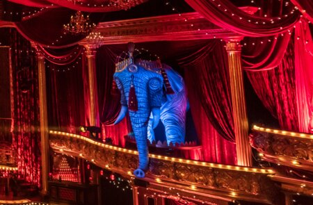 Blick auf die Bühne von Moulin Rouge! - das Musical  | © Johan Persson