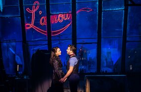 Szenenbild mit Riccardo Greco als Christian und Sophie Berner als Satine aus Moulin Rouge! - das Musical  | © Johan Persson