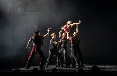 Szenenbild mit Annakathrin Naderer als Nini aus Moulin Rouge! - das Musical  | © Johan Persson