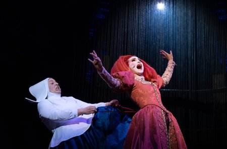 Szenenbild mit Lisa-Marie Sumner als Lady Capulet aus dem Musical Romeo & Julia – Liebe ist alles | © Stage Entertainment/Dominik Ernst
