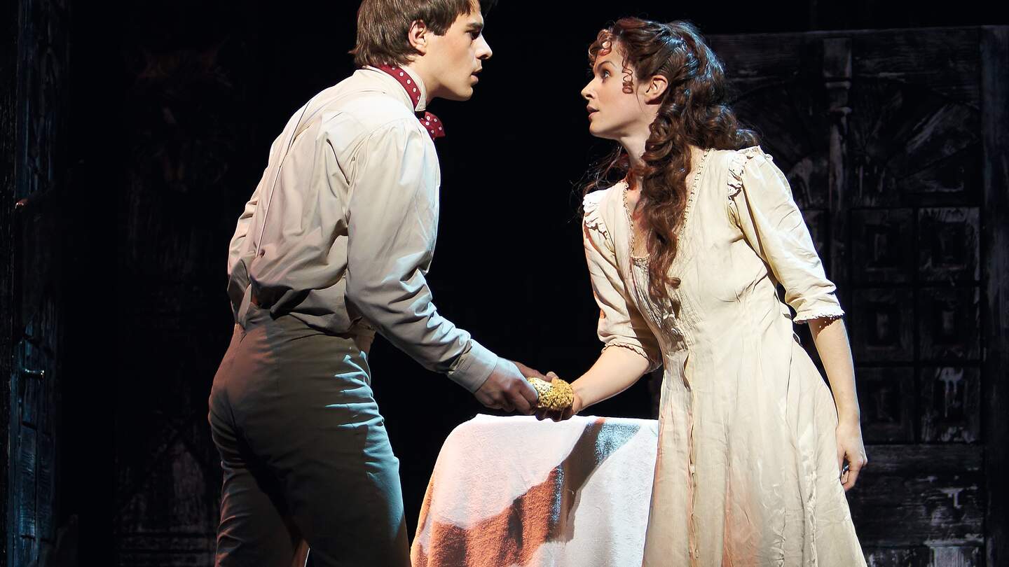 Szenenbild mit Alfred und Sarah aus dem Musical Tanz der Vampire  | © Stage Entertainment