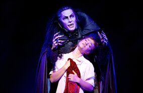 Szenenbild mit Vampirbiss aus dem Musical Tanz der Vampire  | © Stage Entertainment