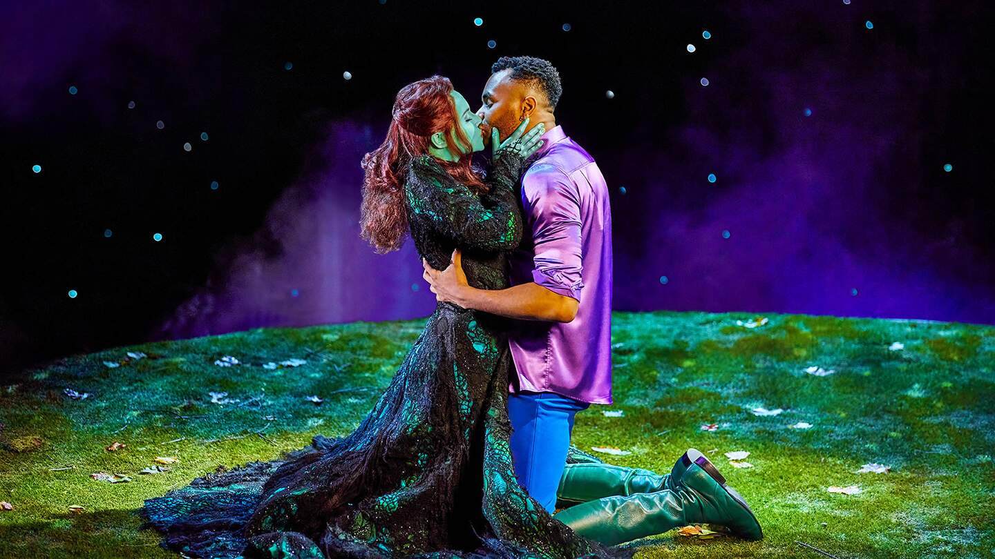 Szenenbild mit Kuss von Hexe Elphaba und Fiyero aus dem Musical Wicked | © Stage Entertainment