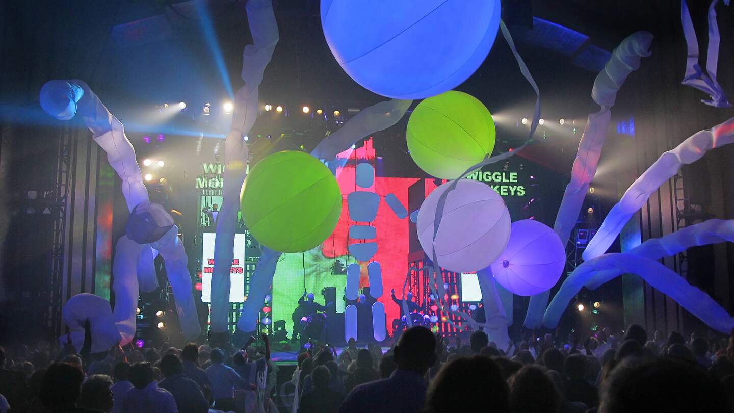 Der Saal ist gefüllt mit riesigen Luftballlons | © Stage Entertainment/Paul Kolnik
