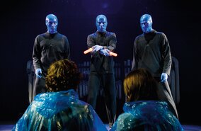 Blue Man Group mit 2 leuchtenden Stäben in der Hand | © Stage Entertainment/Morris Mac Matzen