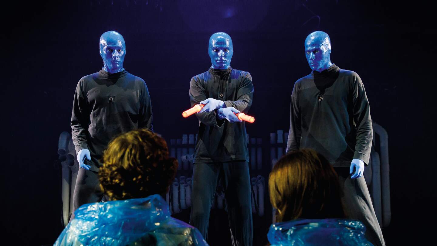 Blue Man Group mit 2 leuchtenden Stäben in der Hand | © Stage Entertainment/Morris Mac Matzen