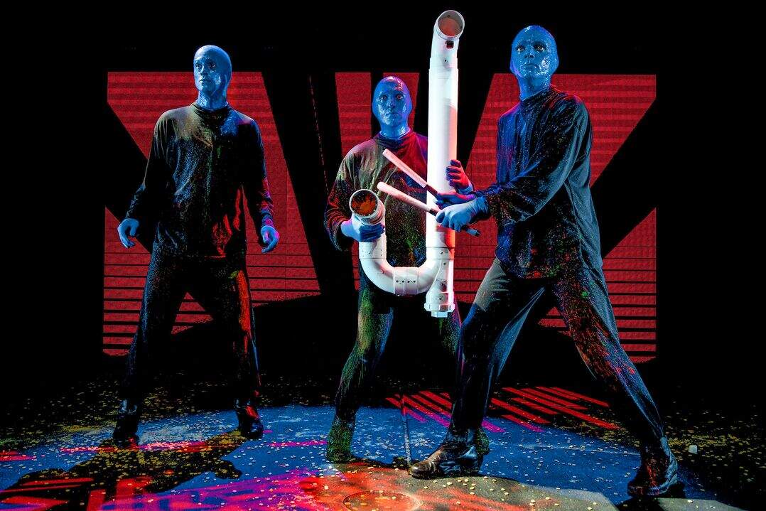Blue Man Group mit Rohr in der Hand aus dem Farbe kommt | © Stage Entertainment