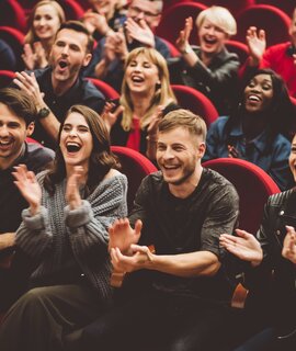 Begeistertes Publikum applaudiert während einer Musical-Aufführung. | © Gettyimages.com/izusek