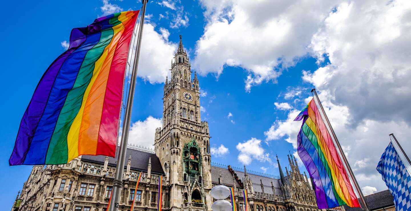 Regenbogenfahnen zum ChristoperStreet Day am Münchner Rathaus  | © Gettyimages.com/FooTToo