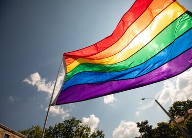 Regenbogenflaggen zeigen Unterstützung für die LGBTQIA-Community mit Menschen bei der LGBT-Veranstaltung | © Gettyimages.com/Alexander Shelegov