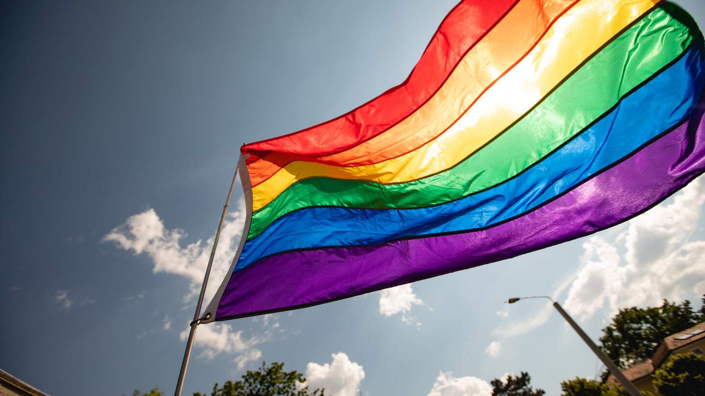 Regenbogenflaggen zeigen Unterstützung für die LGBTQIA-Community mit Menschen bei der LGBT-Veranstaltung | © Gettyimages.com/Alexander Shelegov