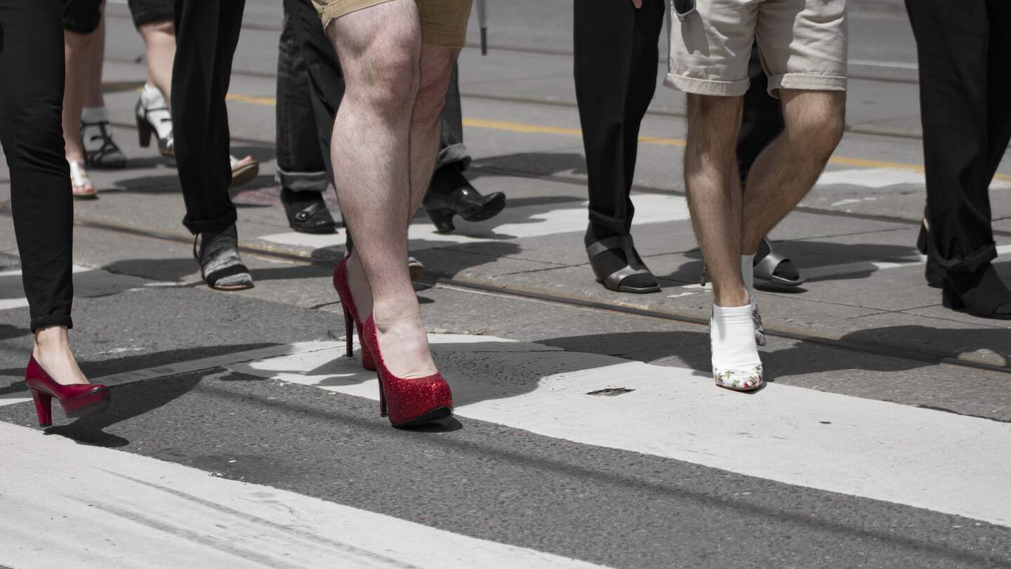 Füße einer Gruppe von Männern, die in Frauenschuhen beim Internationalen Männermarsch gegen geschlechtsspezifische Gewalt gehen, Toronto, Kanada | © Gettyimages.com/nmsamore