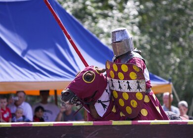 Ritter im Warwick Castle unterhalten die Menge mit einem Turnierspektakel | © Gettyimages.com/michaelprice
