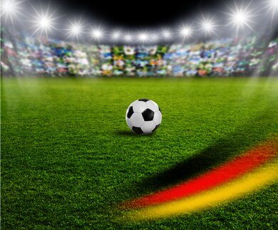 Public Viewing Fußball 2024 Flyer mit Fußball im durch Scheiwerfer beleuchteten Stadion  | © Gettyimages.com/by-studio