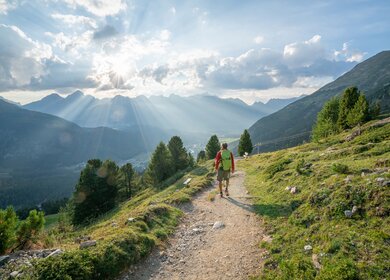 Wanderer wandern hinunter in der schönen Natur in den Schweizer Alpen | © Gettyimages.com/swissmediavision