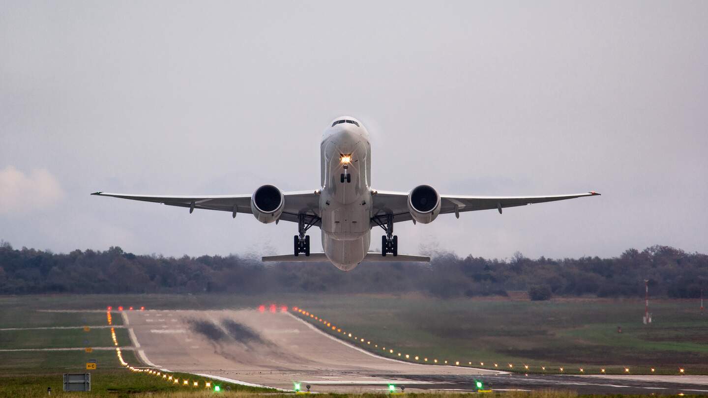 Flugzeug Momente nach dem Start, mit schoener Umgebung | © Gettyimages.com/ZoranMilisavljevic83