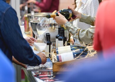 Weißwein wird für die Weinverkostung ausgeschenkt | © Gettyimages.com/webphotographeer