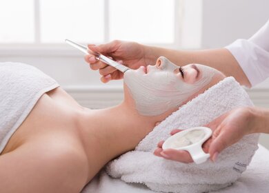 Frau bekommt Gesichtspflege von Kosmetikerin im Spa-Salon | © Gettyimages.com/Prostock-Studio