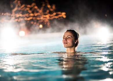 Frau verbringt eine Nacht in einem beheizten Swimmingpool | © Gettyimages.com/BraunS