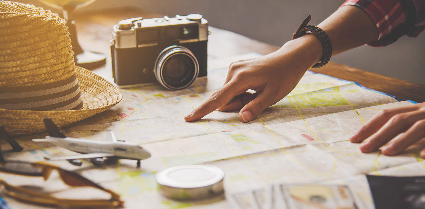Landkarte Reisender | © Gettyimages.com/Photobyphotoboy Reisende planen eine Reise, indem sie die Route auf der Karte | © Gettyimages.com/Photobyphotoboy