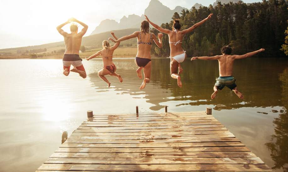 Freunde springen in den See | © © Jacob Lund/Fotolia.com